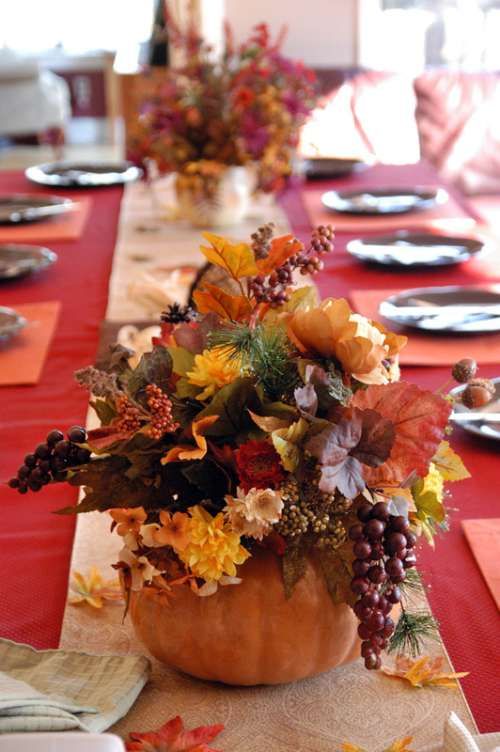 Aquí las tenemos como centros de mesas, con hojas secas y de tonos rojizos, una combinación muy otoñal. 